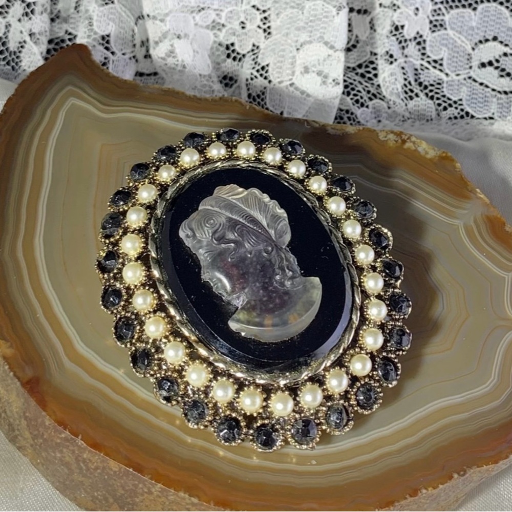 Vintage Black and White Cameo Left Face Brooch